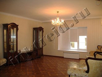 Рулонные шторы прекрасно сочетаются с классическим интерьером и мебелью