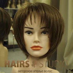 Парик 129
Парик из натуральных славянских волос с имитацией кожи головы на шелке, комбинированный. Длина волос 20-25 см.