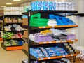Полки с товаром: туалетная бумага, одноразовые продуктовы и мусорные пакеты, перчатки и другая продукция