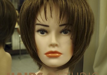 Парик 129
Парик из натуральных славянских волос с имитацией кожи головы на шелке, комбинированный. Длина волос 20-25 см.