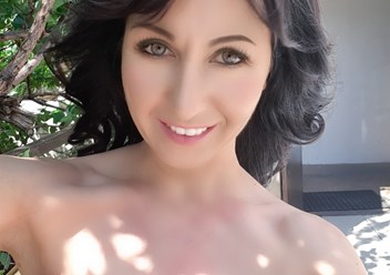 Здравствуйте. Давайте знакомиться.🤗 Я -Ирина Голубоцких- владелец красивого бьюти-бизнеса, основатель и руководитель успешного салона красоты "Бали" 🔝🏆,
участник и призёр международных конкурсов и