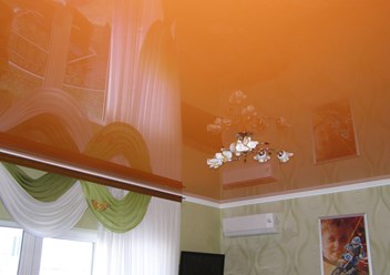 Глянцевый оранжевый натяжной потолок в Омске, 89081083962