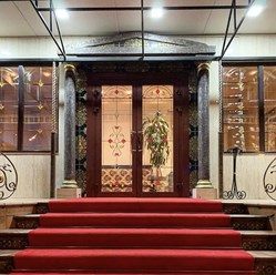 Витражное закаленное стекло (собственное производство) 
входная дверь в ресторан