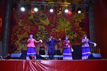 Выступление ансамбля народной песни "Затея" на масленичном гулянии Г. Курска.