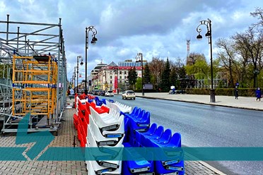 Продолжаем установку праздничного оформления для проведения ПАРАДА ПОБЕДЫ 9 мая 2025 года.