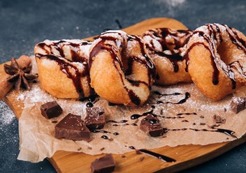 Многогранный вкус темного шоколада на свежем классическом пончике заполнит пространство вокруг теплом и подарит заряд бодрости для важных дел.