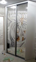 угловой шкаф в прихожую в светлых тонах