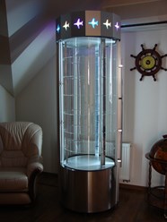 Вращающаяся витрина для коллекционных миниатюр.