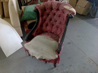 Вот в таком виде в Ателье привезли кресло. Заказали перетяжку кресла,замену наполнителя.