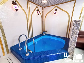 Восточный зал в комплексе Царь Баня
Для Вас:
- Жаркая парная из липы
- Бассейн с водопадом
- Зона отдыха
- Душевая