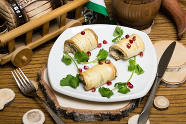 Знаменитые рулетики из баклажан с ореховой начинкой обсыпанные зернами граната и свежей кинзой.