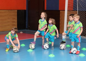 Занятия в Британской школе футбола с детьми из частного английского детского сада MAGIC CASTLE в СЗАО, Москва