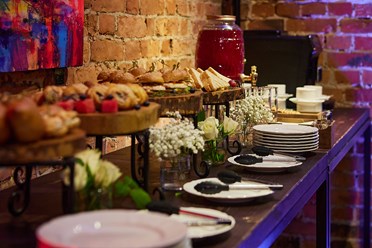 Фуршетная линия с канапе и закусками для гостей