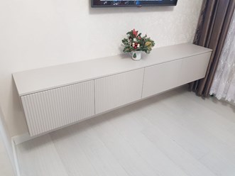 Подвесная тумба под телевизор, изготовлена полностью из ЛДСП пленка ПВХ , фасады фрезерованные