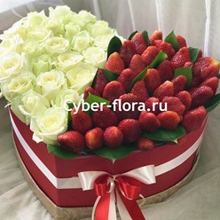 Букет в коробке &quot;Клубничный поцелуй&quot;. Сравнить с букетом сайта можно здесь:  https://cyber-flora.ru/klubnichnyy-potseluy/