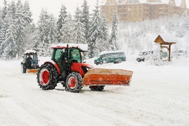Трактор чистит снег