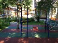 Лесная зона, огороженная территория, игровые площадки и спортивные комплексы для детей.