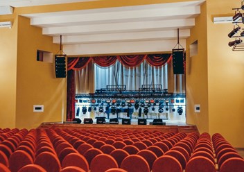 Концертно-театральный зал (Основная сцена).
