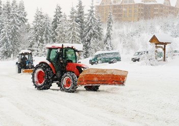 Трактор чистит снег