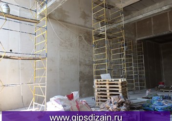 Штукатурные работы в производственном цехе.