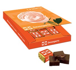 Коробка с шоколадными кубиками в индивидуальной упаковке (несколько вариантов вкуса, на ваш выбор). Каждая конфета брендирована.