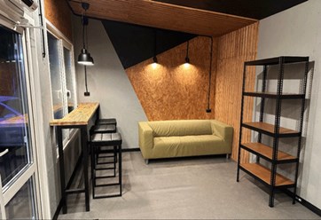 Удобная и уютная клиентская зона ожидания с возможностью видеть свой автомобиль в работе