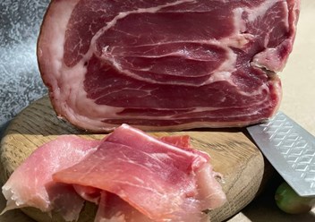 Хамон - классический сыровяленый свиной окорок высшего качества по испанскому рецепту.