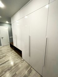 Прямой распашной шкаф каркас ЛДСП , фасады и видимые части МДФ пленка ПВХ , контрастная обувница ЛДСП EGEER