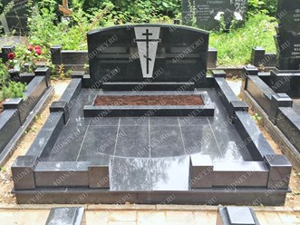 Облицовка участка гранитной плиткой с установкой памятника на двоих.