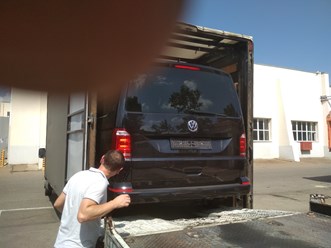 Погрузка автомобиля в фургон