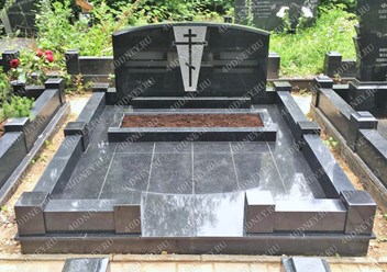 Облицовка участка гранитной плиткой с установкой памятника на двоих.