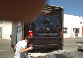 Погрузка автомобиля в фургон