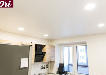 Установка оконной конструкции в просторной квартире современной планировки.
