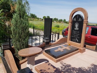 Мемориал изготовлен из  Казахстанского гранита (кордай) и Китайского (шанси).