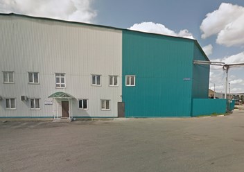 Склад. Справа сидит кладовщик, говорим что приехали грузиться в ООО "Одихим"