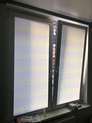 Наши работы: Рулонные шторы ткань DIM OUT мини кассетные (INTEGRA BOX+)  с направляющими. Детская комната, солнечная сторона.