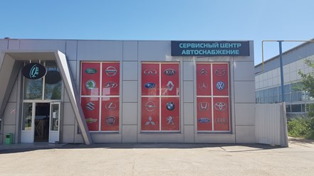 поклейка перфорированной пленка для магазина автозапчастей
