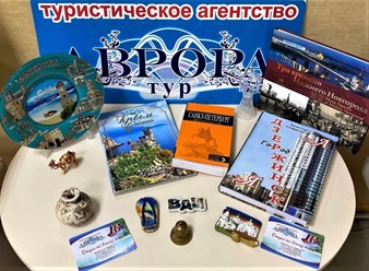 Сувениры из разных стран мира в офисе туристического агентства &quot;Аврора-Тур&quot;