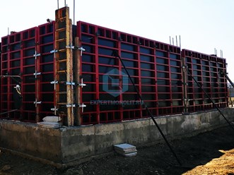 Установленная опалубка для заливки бетонной смеси цокольного этажа https://expertmonolit.ru/