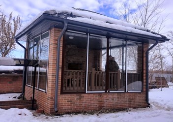 Раздвижное алюминиевое остекление. Цвет Коричневый 8017.