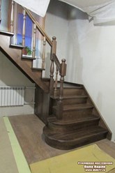 Лестница с поворотом и площадкой из массива березы. Изготовление в Барнауле, доставка и установка в г. Бийске.