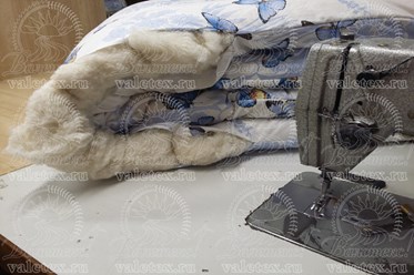 Ватное одеяло в ткани Шуйская бязь перед зашивкой возле швейной машины