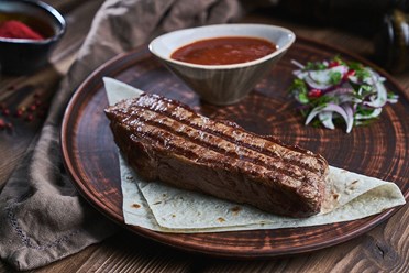Стейк из говядины - Сочный кусок говяжьего стейка с ароматными специями, приготовленный на углях, подаётся с соусом «Сацебе | https://gotovitmama.ru/shashlyki/shashlyk-iz-myasa/stejk-iz-govyadiny.html