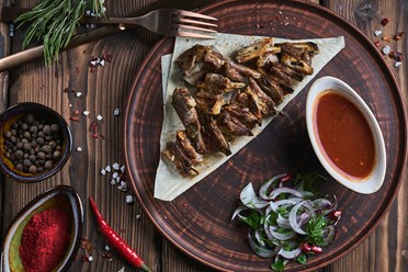 Бараньи семечки - Аппетитные мини-бараньи ребрышки с ароматными специями, приготовленные на углях, подаются с соусом «Сацебели | https://gotovitmama.ru/shashlyki/shashlyk-iz-myasa/barani-semechki.html