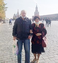 Это Галина и Николай. На праздники они решили погулять по Красной площади. Прислали нам фото, чтобы мы полюбовались на свою парочку.