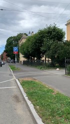 Въезд на парковку.

Обратите внимание на то, что Большая Монетная улица односторонняя в сторону Каменноостровского проспекта.
