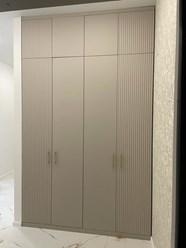 Распашной шкаф встроенный в нишу, для каркаса использовали ЛДСП EGGER, фасады фрезерованные МДФ пленка ПВХ