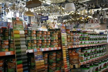 Широкий выбор пропиток и красок для деревянных поверхностей. (Фото - торговый зал Строймаркета Уют, Пушкинская, 2А).