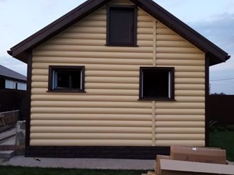 Виниловый сайдинг БЛОКХАУС ЛЮКС крайне натуралистично передает особенности радиального среза древесины. 
Посмотреть образцы 89501854545