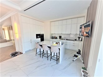 Белая угловая кухня на заказ от Modus Style